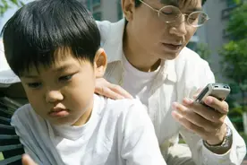 13岁男孩沉迷手机，情绪障碍不上学，父母如何智斗“洪水猛兽”图片