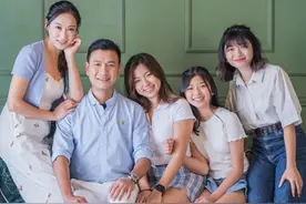 杨怡姐姐晒全家福庆祝女儿毕业，俩继女罕见出镜，一家人感情融洽图片