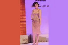 54岁周慧敏还有少女身材，穿吊带裙曲线迷人，发型却跑出了大妈味图片