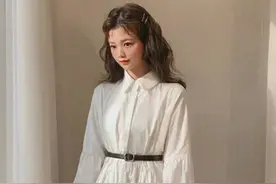 衬衫式长款连衣裙，搭配羊毛卷发型，秋天也可以美美哒图片