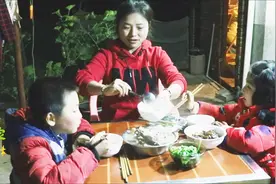 农村野生菱角，都说好吃难剥皮，看农村姑娘教你如何快速剥菱角视频封面