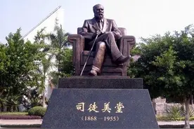 华人黑帮老大，开国大典站在毛主席身边，死后周总理亲自主持仪式图片
