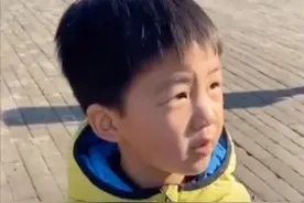 6岁萌娃故宫遇老外，用英语熟练做导游，这就是富养长大的孩子吧图片