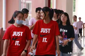 恩施市近万名学生参加中考图片