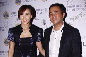 胡静为显瘦真拼！穿修身礼服紧的勒出褶子，这身材不愧是阔太太图片