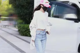 Angelababy瘦成了“皮包骨”，穿紧身的牛仔裤仍撑不满，看着心疼图片