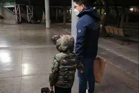 郭晶晶连夜为家乡捐助！河北女婿霍启刚也到场，带儿子一起发衣服图片