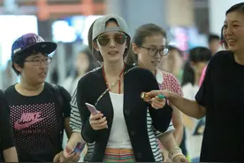 大裤衩+平底鞋=今夏最in穿法，舒适凉快又洋气，潮人都跟风图片