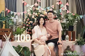 女排奥运冠军抱女儿，亲吻老公拍全家福！朱婷左搂妹妹，右抱姚迪图片