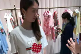 四川一女子让男网友买奢侈品，男子当众拒绝回怼：第一次见面图片