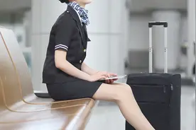 空姐“掏空”亲友900万！穿奢侈品，住豪宅，被抓时存款不足200元图片