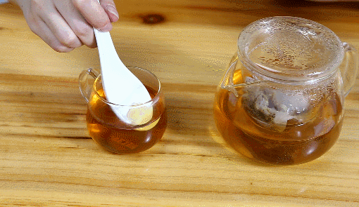 手指上起小红点很痒