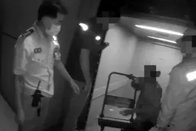 江苏苏州：一男子被困电梯 手机停机“急智”报警脱险图片