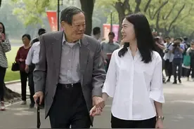 16年前，杨振宁娶小54岁的翁帆，如今虽没孩子，却也幸福美满图片