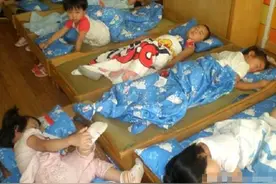 私立幼儿园午睡实拍图，看完后，家长给孩子买衣服还只图好看吗？图片