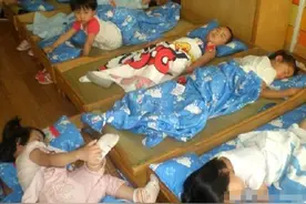 私立幼儿园午睡实拍图，看完后，家长给孩子买衣服还只图好看吗？图片