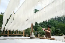 秋阳煦暖，宁波余姚鹿亭中村晒满了舌尖上的乡味图片