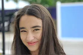 新生代演员李宛妲清新美图露出 花间少女彰显夏日活力图片