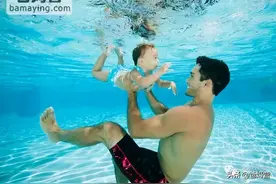 30天婴儿游泳窒息身亡，妈妈就在一旁，婴儿游泳是智商税？图片