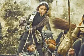 逃荒路上，一妇人肩挑俩小孩，道士看后：你挑的是两条龙图片