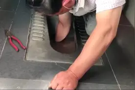 手机掉便池没捞出来，手还卡住了！太尴尬了图片