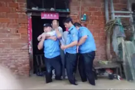 暴雨中的河南公安力量┃残疾夫妻困屋内 民警背抬急转移图片
