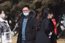 老师布置作业跟爸爸合影，单亲男孩找路人扮演爸爸，结局䁔心图片