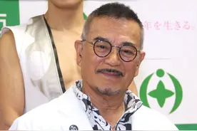 “雄霸”因新冠去世，最后一次亮相容光焕发，长子在国外未能送终图片