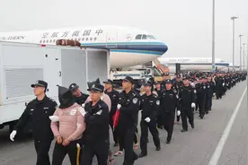 押解过程全曝光！233名电信网络诈骗嫌疑犯从柬埔寨被押解回国视频封面