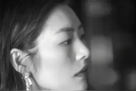 刘雯穿性感黑色露背装 精致侧颜迷人尽显超模身材图片