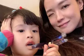 舒淇晒与小侄女合照，对镜头wink太俏皮，侄女小小年纪镜头感十足图片