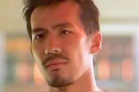 伍咏薇现身寺庙，与周海媚前男友喝茶聊天，对方出家12年面相和善图片