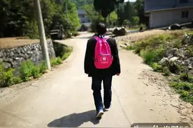#疫情时期不忘学习#   这位男老师的背包看哭很多人！每天步行30公里只为收发作业，再苦也不能亏待孩子图片