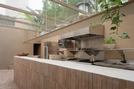 用红砖堆起来的豪宅，做窑洞风装修，下沉式厨房，爬螺旋楼梯上楼图片