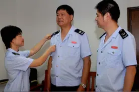 公务员六大部门将“统一着装”，每人3套免费穿，老师也能有份吗图片