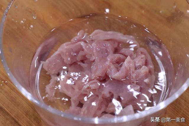 熬皮蛋瘦肉粥，直接放米煮就毁了！这才是正确的做法，香糯又养胃