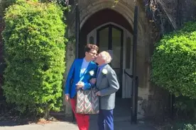 相差54岁忘年恋被热议，27岁男模继承百万遗产，网友：可耻的骗子图片