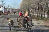 爆笑动图GIF：从来没有看见过，开摩托车自己拉自己的图片