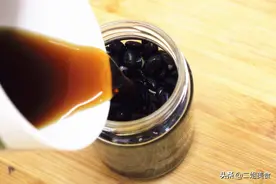 把醋倒入黑豆中，做成醋泡黑豆，营养美味，简单方便还实用图片