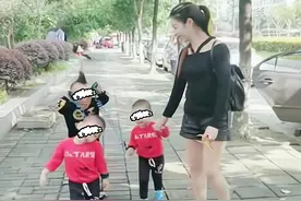 宝妈带双胞胎出门，丈夫却和俩娃一样高，路人：仨孩子都你生的？图片
