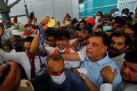 疯狂！印度唯一奥运金牌得主回国遭粉丝围堵 场面一度失控水泄不通图片