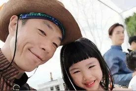 朱茵晒老公女儿秀幸福，小黄莺活泼可爱，长相完美遗传爸爸黄贯中图片