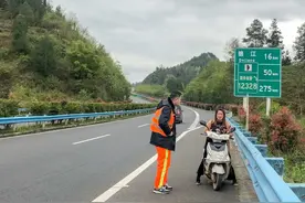 遵义：女子骑摩托车在高速路上逆行图片