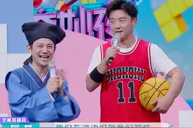 江疏影调侃郑恺婚后变丑了，何炅7字救场真高级图片