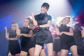 李宇春成名背后的“红与黑”图片