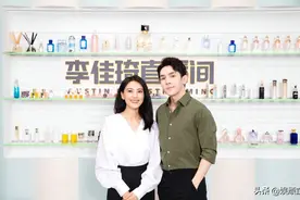 高龄产子影响大，脸部仍旧女神的高圆圆，游泳圈肚皮却很抢镜图片