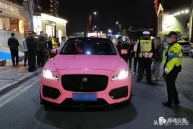 男子买80万豪车送女友，没想到半路出事了！图片
