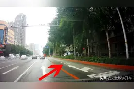 新手司机初次上路行驶，右转弯误入非机动车道，教练讲如何辨识？图片