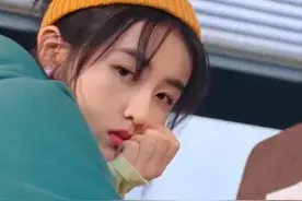 张子枫也终于放飞自我了，特意涂大红色口红出镜，这效果太绝了图片