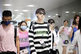 笑拉！汪苏泷新恋情曝光，美女激烈献吻毫无波澜并喝了口水图片